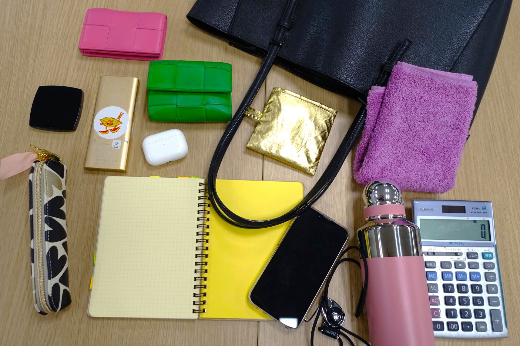 【大阪事務所】事務所日の「What’s in my bag?」